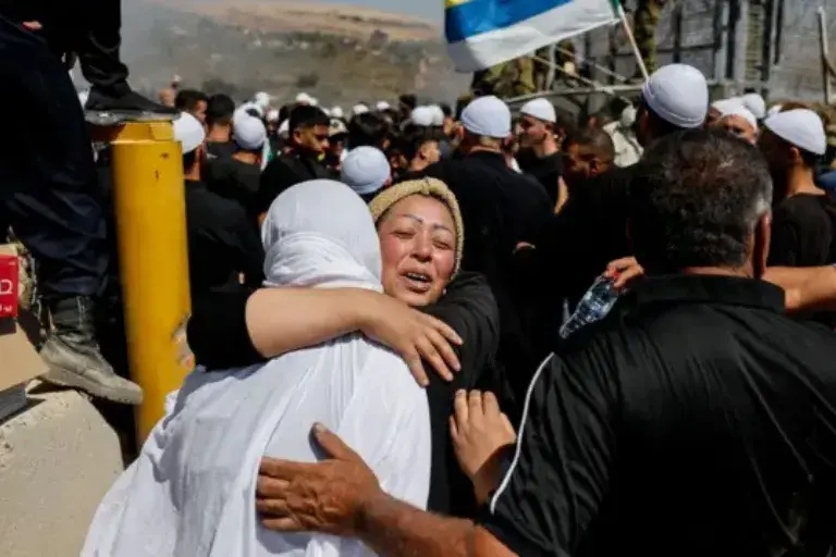 Druzos israelenses atravessam fronteira para reagir a massacre na Síria