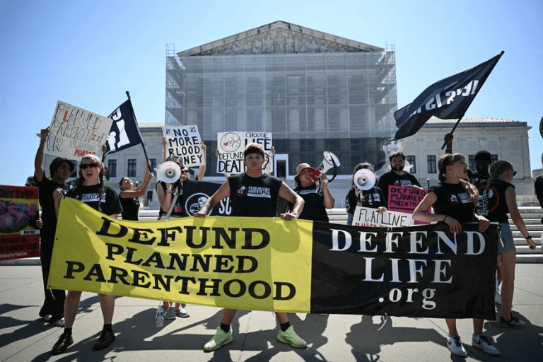 Encerramento de mais de duas dezenas de unidades da Planned Parenthood nos EUA intensifica debate sobre financiamento público