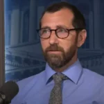 Pastor é demitido de biblioteca na Louisiana após recusar uso de pronomes preferenciais de colega
