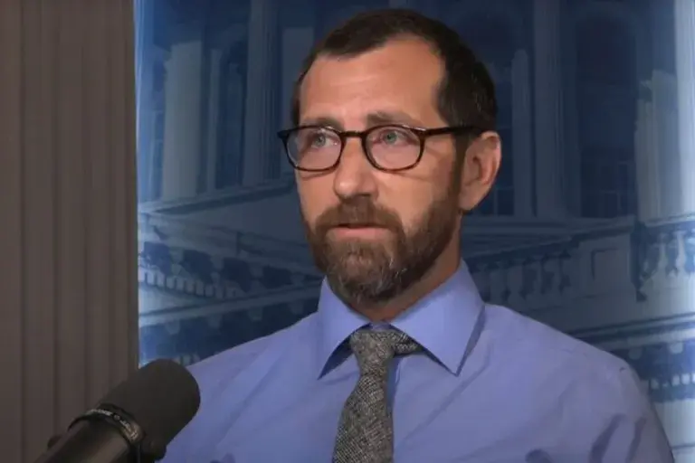Pastor é demitido de biblioteca na Louisiana após recusar uso de pronomes preferenciais de colega