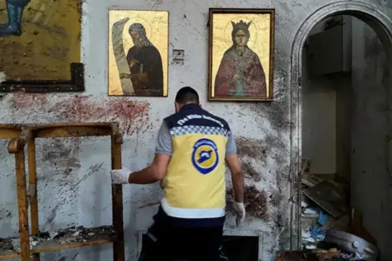 Rebeldes ligados ao Estado Islâmico atacam igreja católica no leste da RDC e deixam a