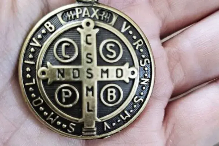 A Medalha de São Bento e Sua Relação com a Oração